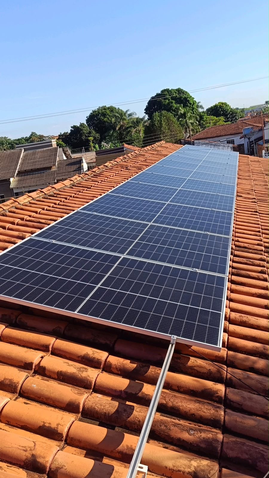 Fileira de painéis solares num telhado inclinado